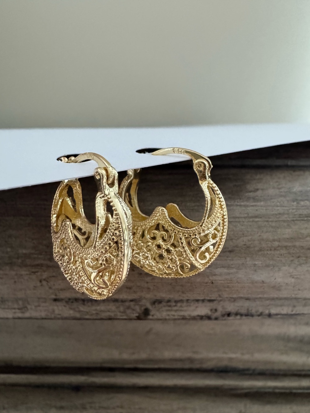 NEW Gold Filigree Hoop Earrings NWOT Huggies Tribal - Picture 4 of 7